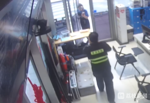 诚信双盈 用时两分钟！辅警百米冲刺帮便利店灭火
